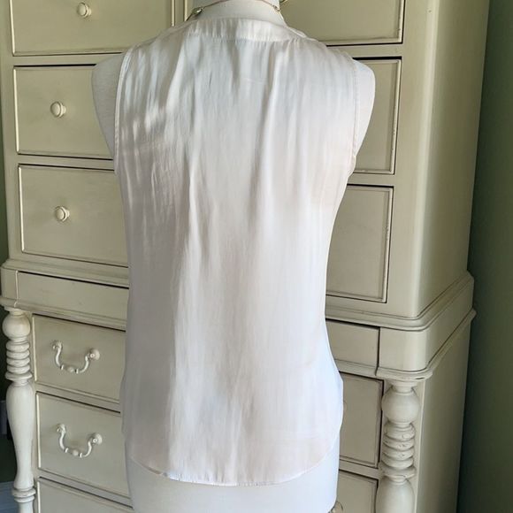 Banana Republic Cream V Neck Silky Tank. XS - Picture 4 of 6